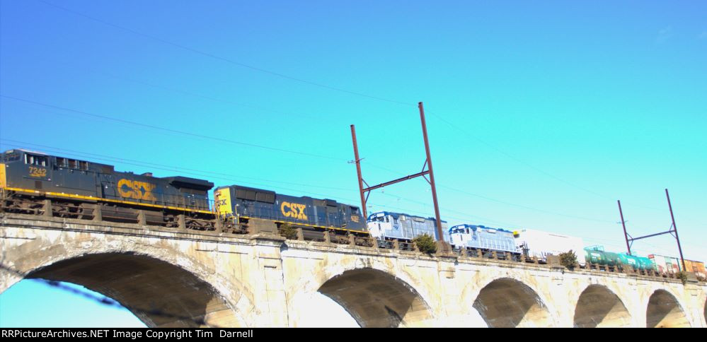 CSX 7242, 4767 + 2 Amtrak's on M403